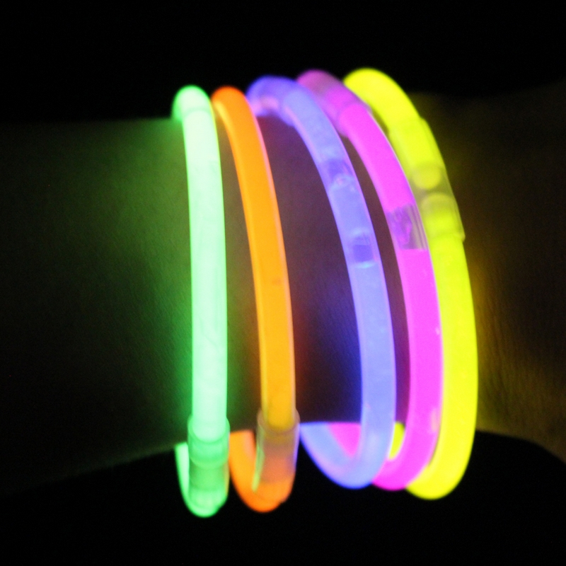 Bracelets lumineux en couleurs assorties - 50 pièces. par 4,50 €