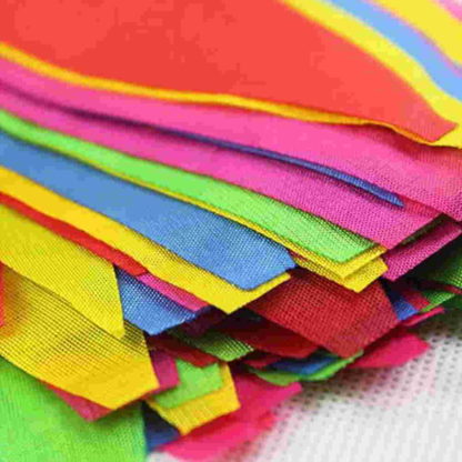 Fanions multicolores en guirlande